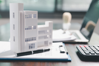 A inovação construtiva no mercado imobiliário aponta para um futuro baseado em desempenho e eficiência. Alex Nabuco Dos Santos analisa como essa tendência impacta a valorização.