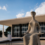 Área externa do Tribunal Regional Eleitoral do Ceará durante a preparação para as eleições de 2026