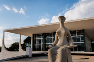 Área externa do Tribunal Regional Eleitoral do Ceará durante a preparação para as eleições de 2026