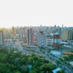 Vista aérea do skyline de Fortaleza, com edifícios, áreas verdes e a paisagem urbana da capital cearense