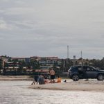 Turistas aproveitam um dia de praia em Prainha, no Ceará.
