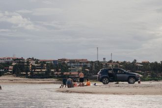 Turistas aproveitam um dia de praia em Prainha, no Ceará.