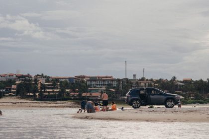 Turistas aproveitam um dia de praia em Prainha, no Ceará.