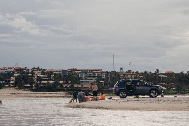 Turistas aproveitam um dia de praia em Prainha, no Ceará.
