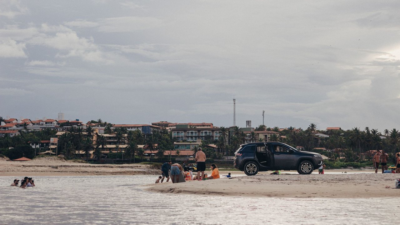 Turistas aproveitam um dia de praia em Prainha, no Ceará.