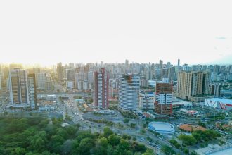 Vista aérea do skyline de Fortaleza, com edifícios, áreas verdes e a paisagem urbana da capital cearense