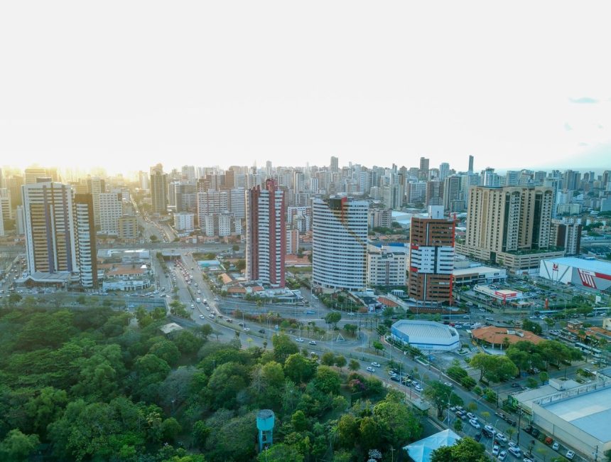 Vista aérea do skyline de Fortaleza, com edifícios, áreas verdes e a paisagem urbana da capital cearense