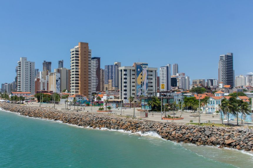 Vista da orla de Fortaleza, no Ceará, com edifícios altos junto à faixa costeira.